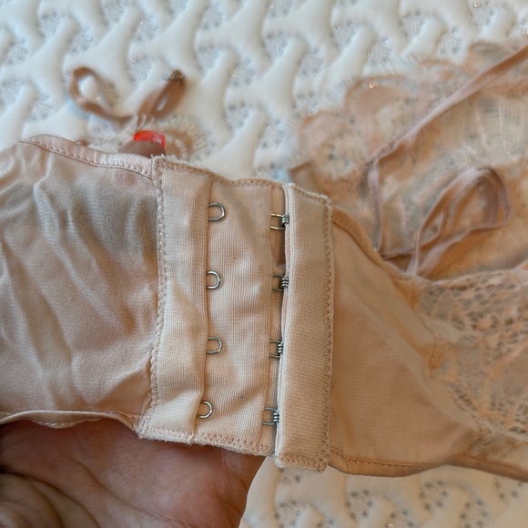 Delicate Lace Underwire Bra in Peach - Picture 4 of 6